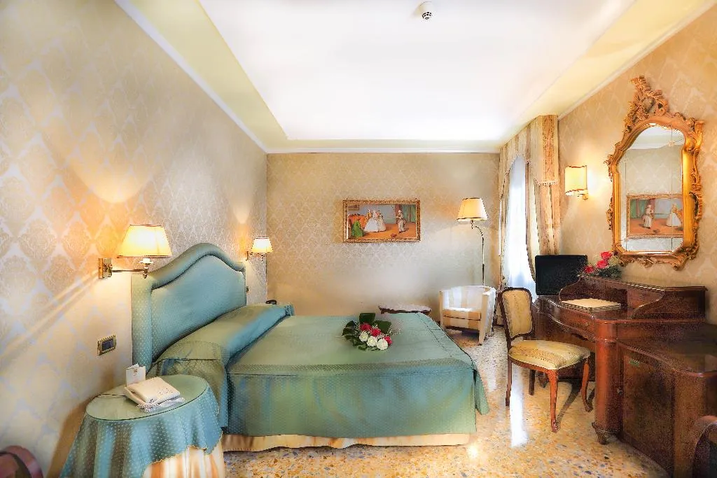 Double or Twin DELUXE CANAL VIEW Room, Colombina, Venice