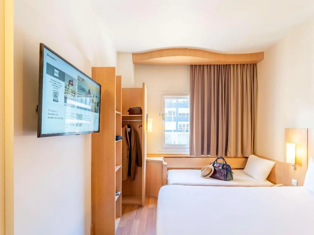TRIPLE STANDARD Room, Ibis Madrid Calle Alcala, Madrid