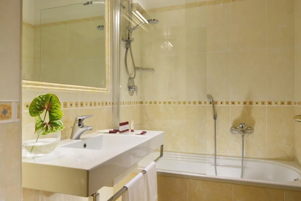 TRIPLE STANDARD Room, Clarion Collection Hotel Principessa Isabella, Rome
