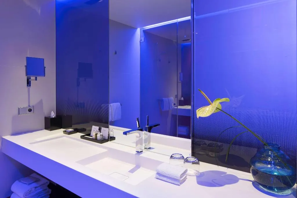 Room WITH VIEWS Room, art'otel amsterdam, Powered by Radisson Hotels, Amsterdam
