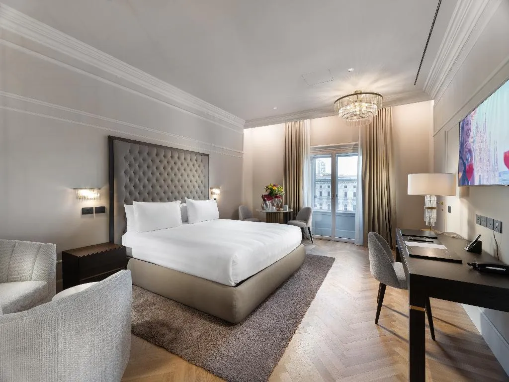 JUNIOR SUITE WITH VIEWS Room, The Glamore Milano Duomo, Milan