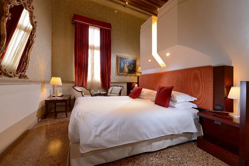 JUNIOR SUITE STANDARD Room, Ruzzini Palace, Venice