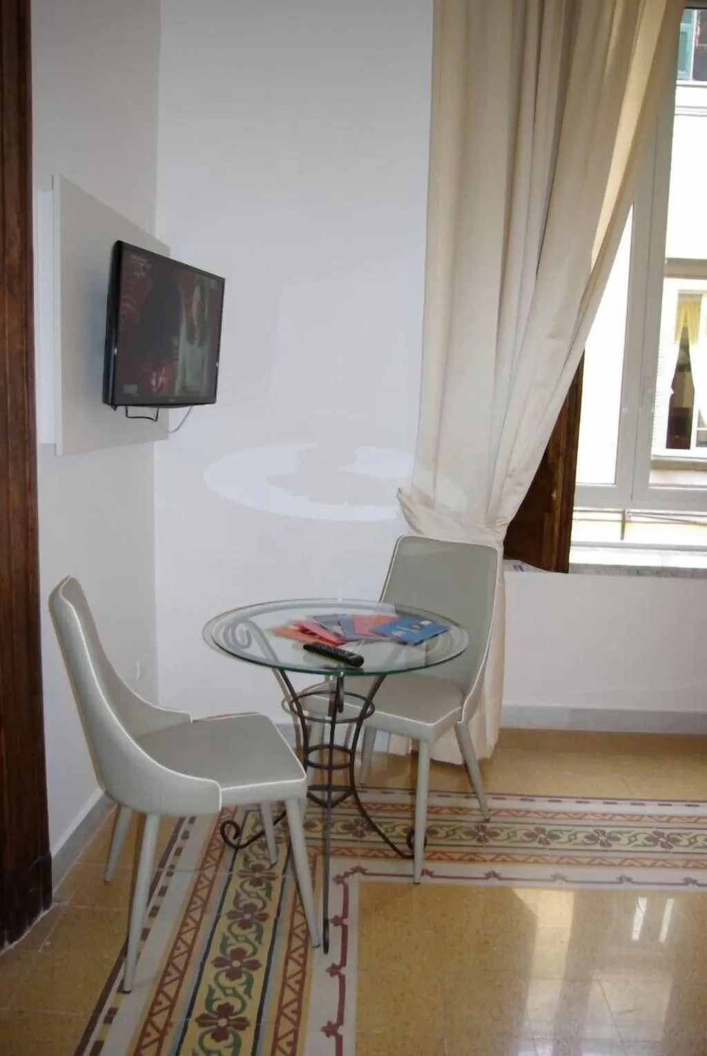 Room, B&B Napolimilionaria, Naples