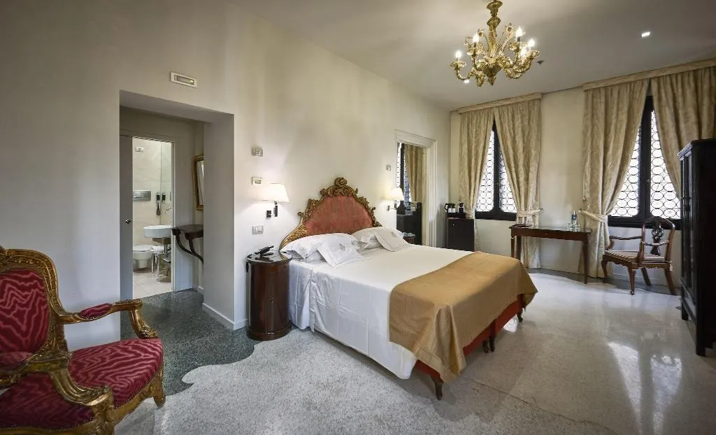 JUNIOR SUITE CANAL VIEW Room, Ca' Nigra Lagoon Resort, Venice