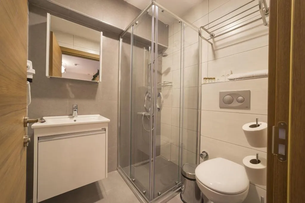 Room, Viva La Vita, Izmir