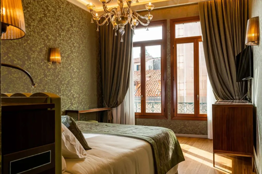 DOUBLE DELUXE CANAL VIEW Room, Canaletto, Venice