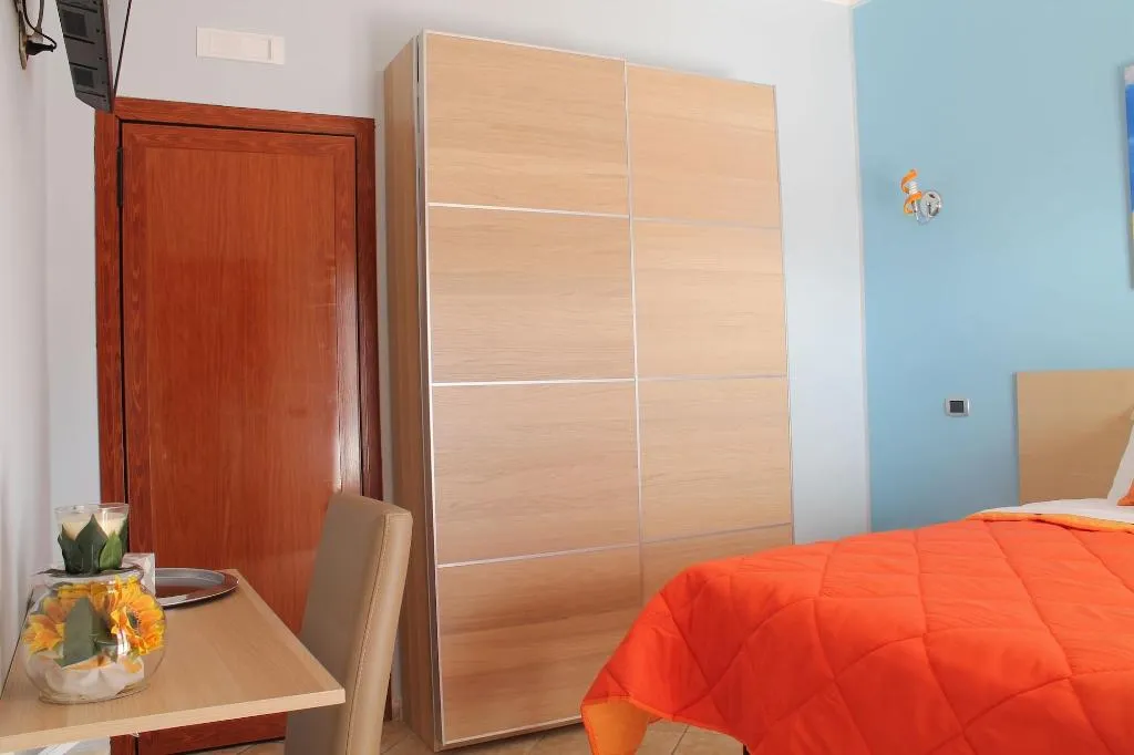 Room, Vesuvio Smiling, Naples