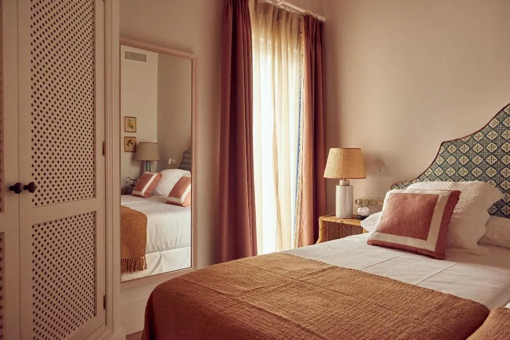 Room, Cristine Bedfor, Menorca
