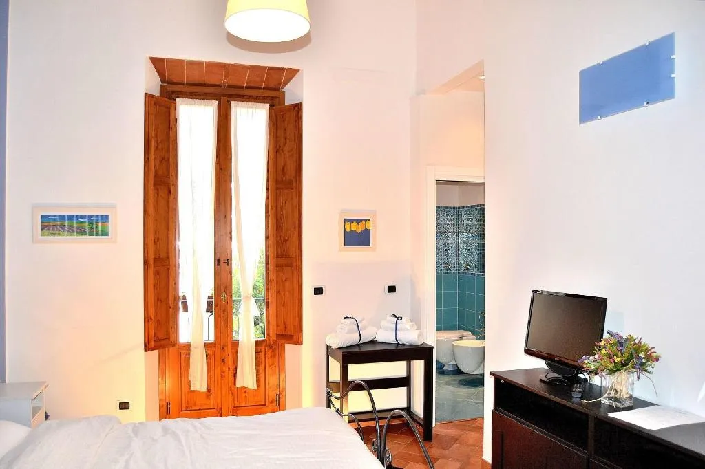 Room, Chez Moi, Florence