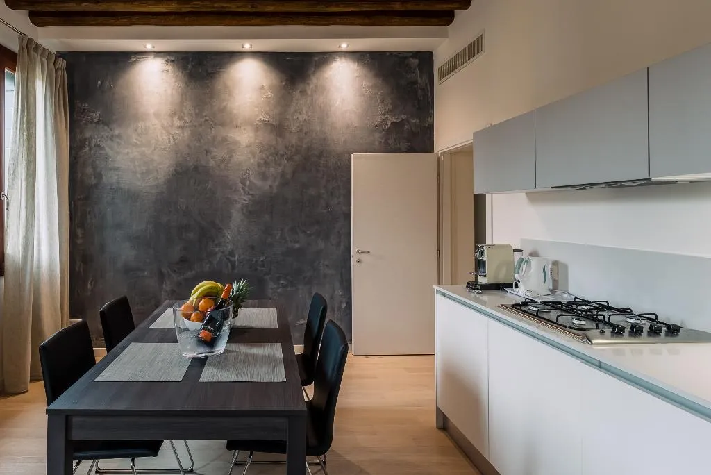 APARTMENT CAPACITY 4 ONE BEDROOM Room, Charming Palace Corte Del Teatro, Venice