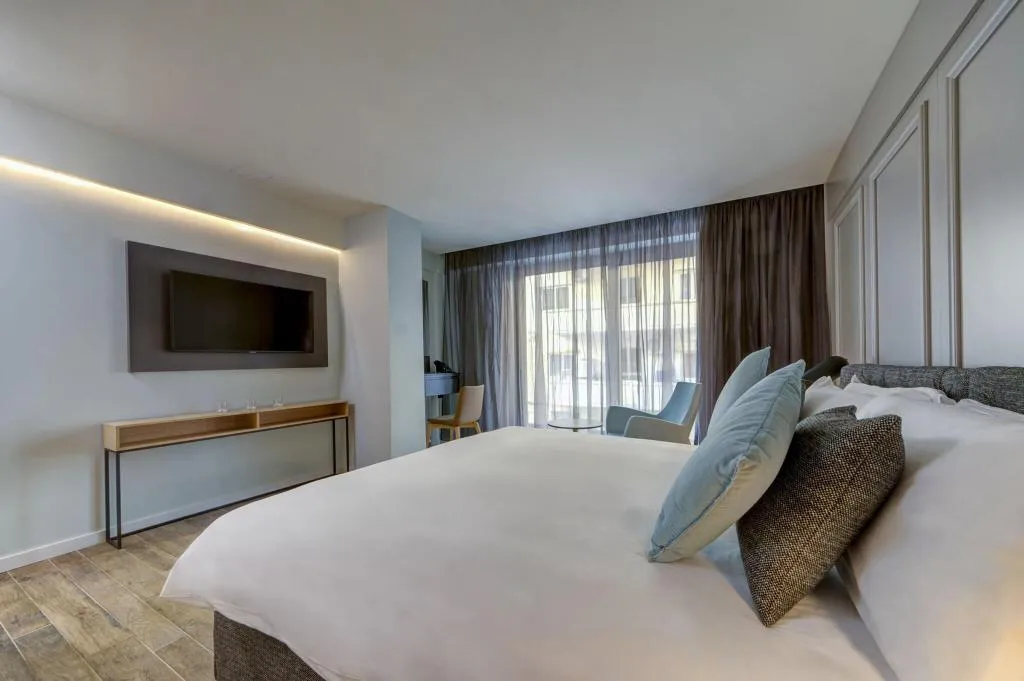 DOUBLE CLASSIC QUEEN BED Room, Land's End Boutique Hotel, Malta