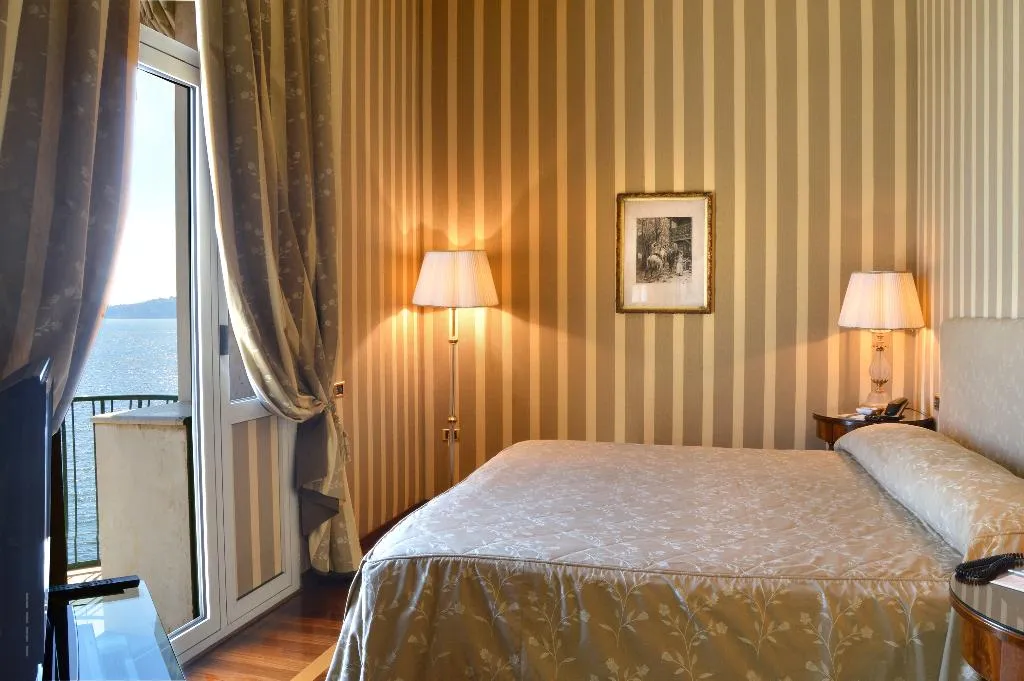 JUNIOR SUITE DELUXE SEA VIEW Room, Grand Hotel Vesuvio Naples, Naples