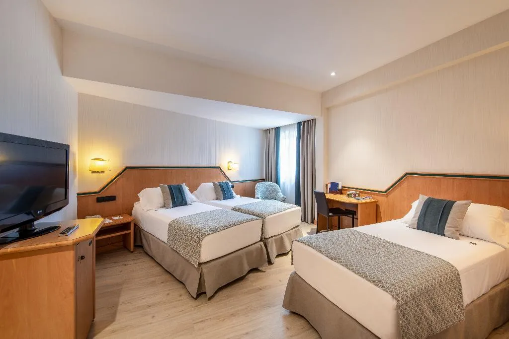 TRIPLE STANDARD Room, Santos Praga, Madrid