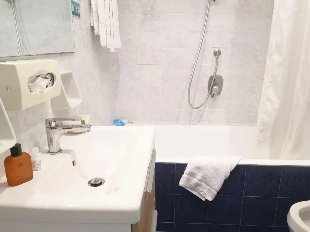 DOUBLE CLASSIC QUEEN BED Room, Hotel Cristina, Naples