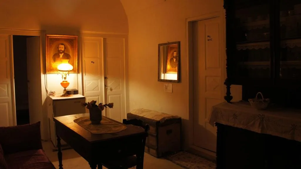 Room, Marcos Rooms, Santorini