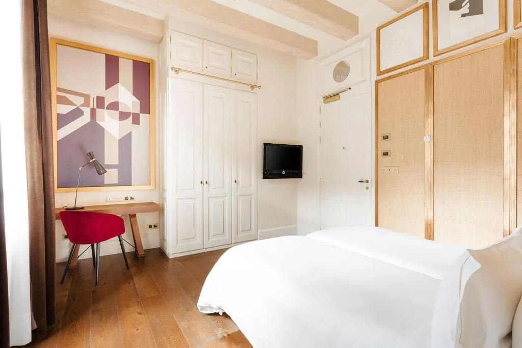 Double or Twin TWO BEDS Room, Do: Placa Reial, Barcelona