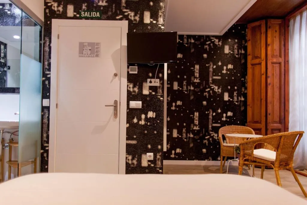 Room, Host & Home, Valencia