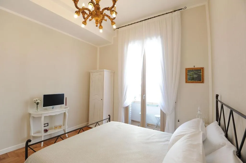 Room, Residenza Borbonica, Naples