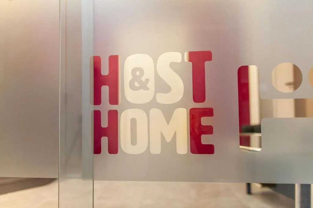 Lobby, Host & Home, Valencia
