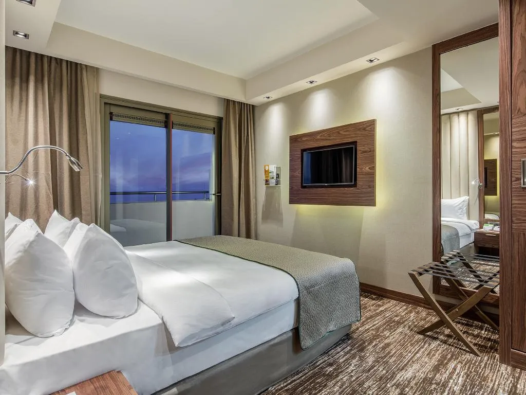 SUITE QUEEN SIZE BED Room, Holiday Inn Antalya Lara, Antalya