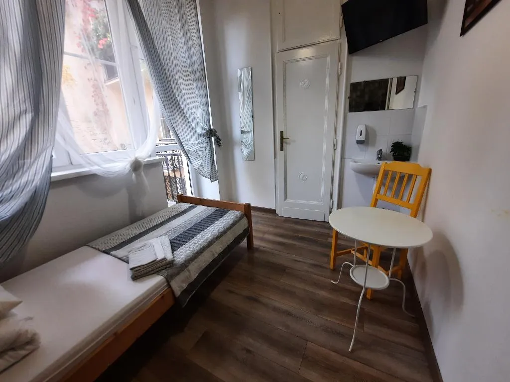 SINGLE STANDARD Room, Lorf Hostel and Apartments, Krakow