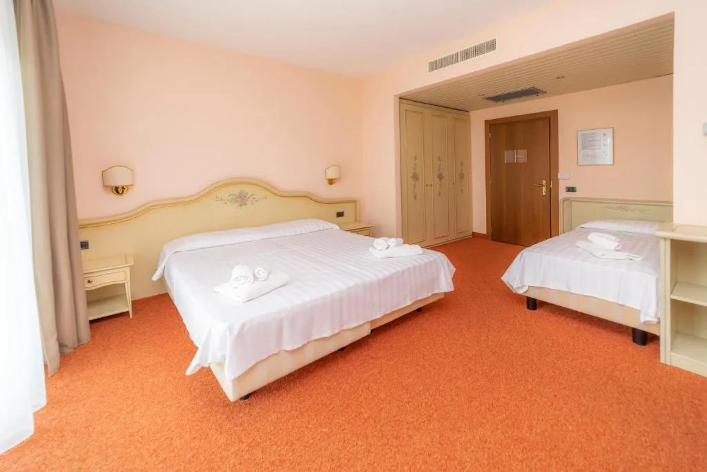 TRIPLE STANDARD Room, Della Torre, Milan