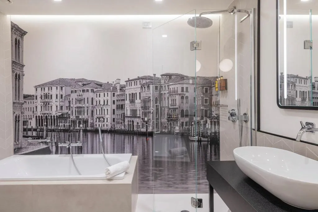 SUITE KING SIZE BED Room, H10 Palazzo Canova, Venice