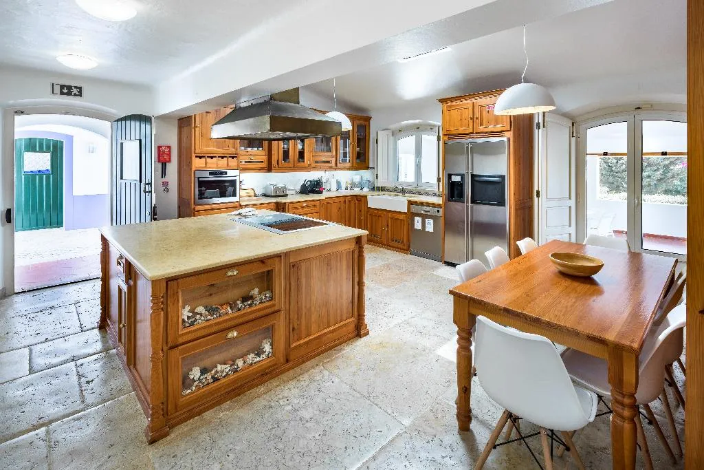 VILLA SIX BEDROOMS WITH PRIVATE POOL Room, Shantivillas, Algarve