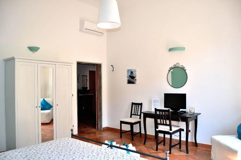Room, Chez Moi, Florence