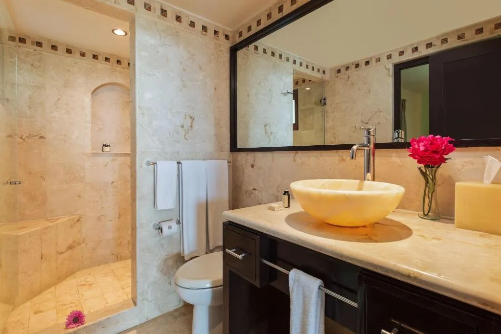 QUADRUPLE TWO BEDROOMS Room, El Taj Ocean Front and Beachside Condo Hotel, Playa Del Carmen