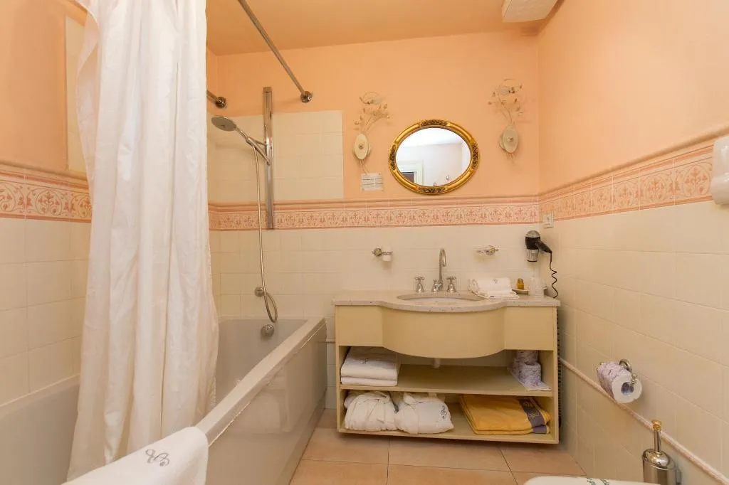 Room, Serenella, Milan