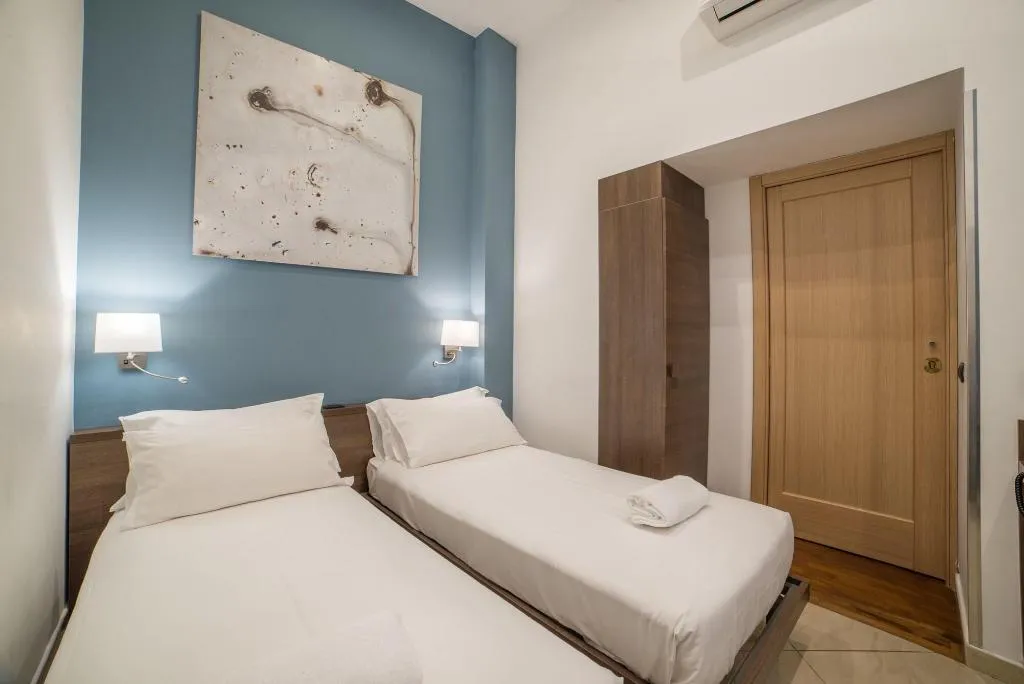 Room, Bed & Breakfast Chiaia 32, Naples