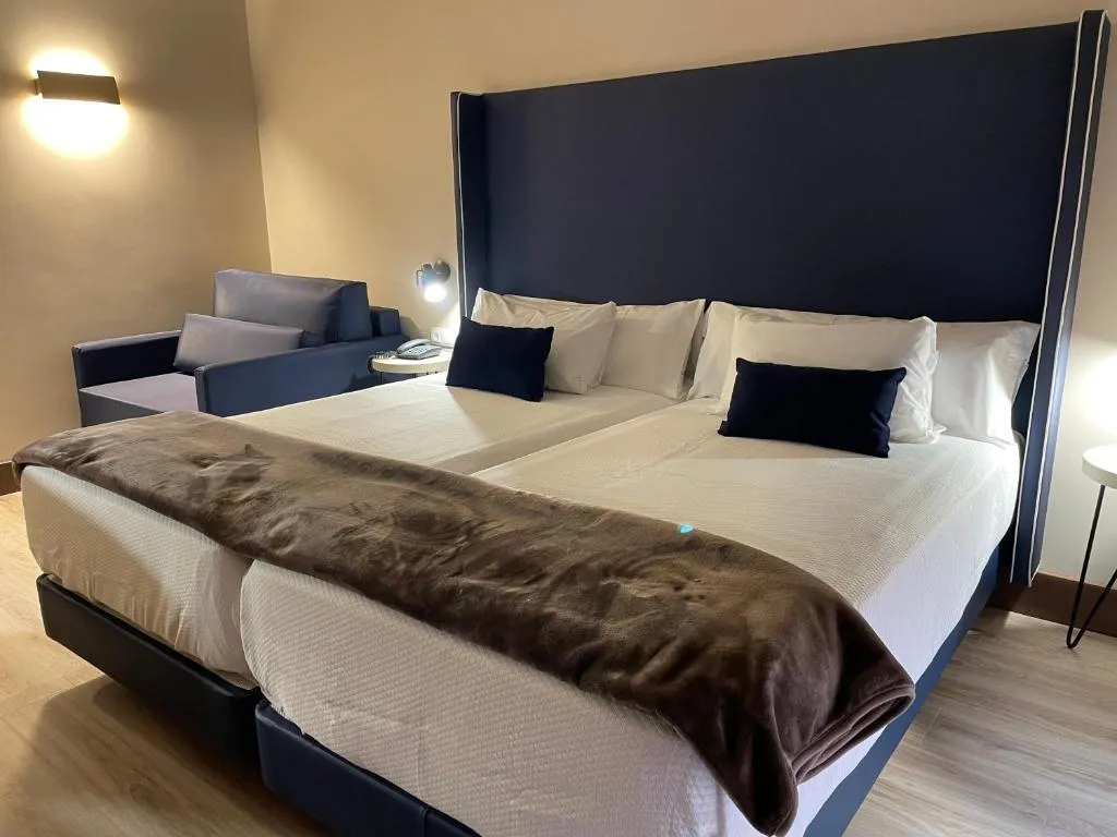 TWIN STANDARD Room, María Cristina Hotel, Madrid