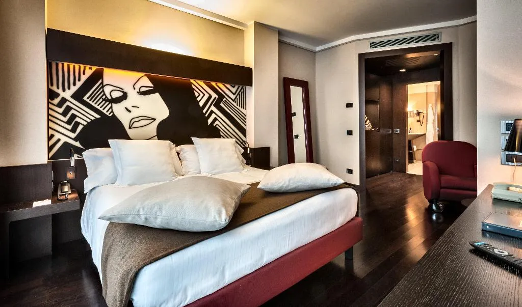 DOUBLE PREMIUM KING BED Room, Crowne Plaza Milan City, Milan