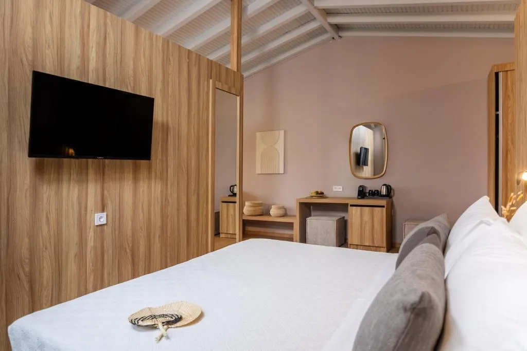 SUITE QUEEN SIZE BED Room, Petra Nera, Skiathos