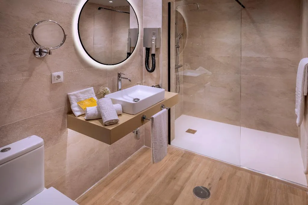 Double or Twin DELUXE WITH BALCONY Room, Serhs Rivoli Rambla, Barcelona