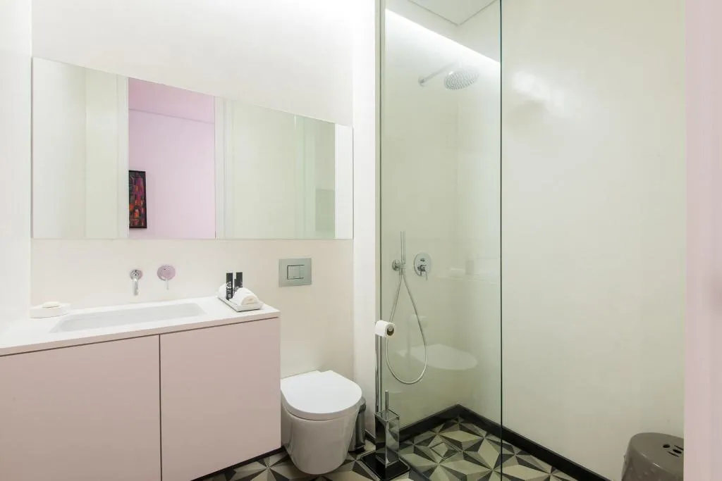 Room, Domum, Porto