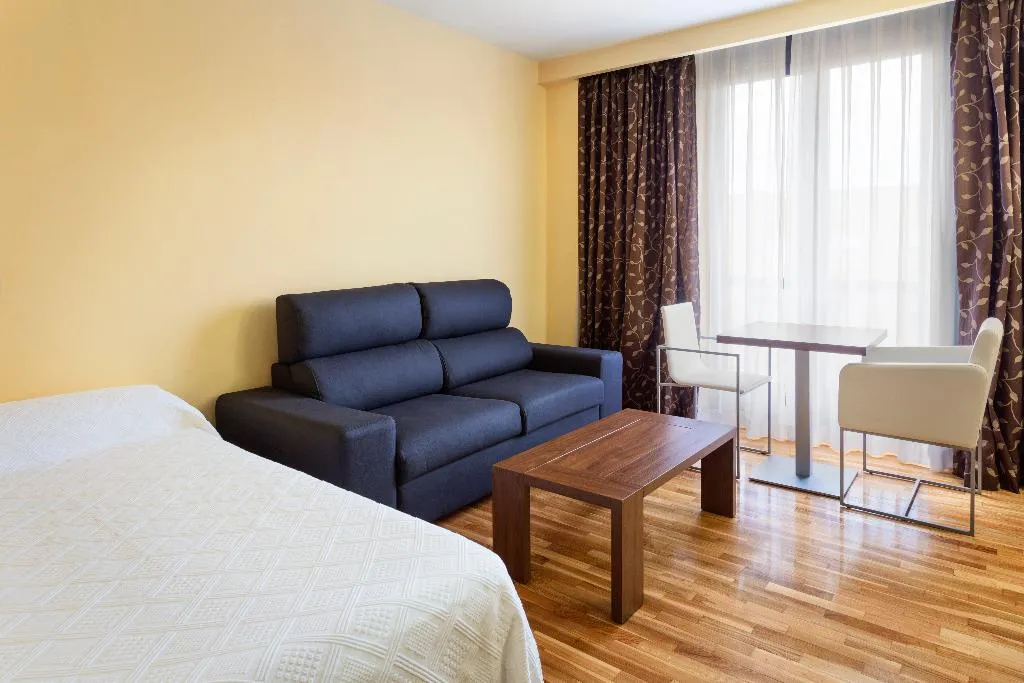 APARTMENT CAPACITY 3 Room, Exe Doña Carlota, Madrid