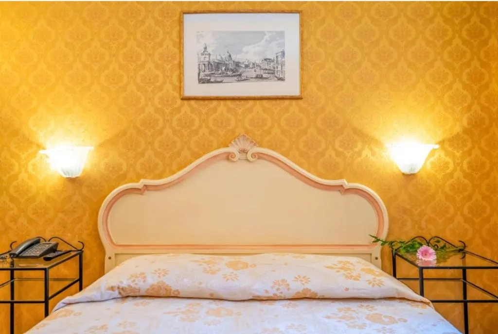 JUNIOR SUITE CANAL VIEW Room, Tintoretto Hotel, Venice