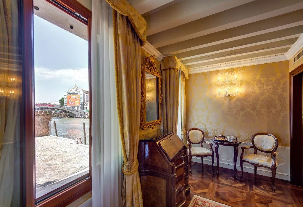 Double or Twin CAPACITY 2 Room, Canal Grande, Venice