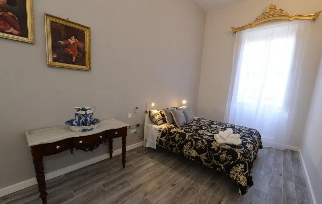 DOUBLE QUEEN SIZE BED Room, Paulos Valletta, Malta