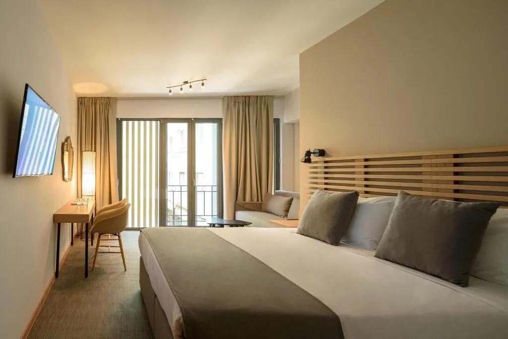 TRIPLE GRAND Room, FOS DownTown Suites, Athens