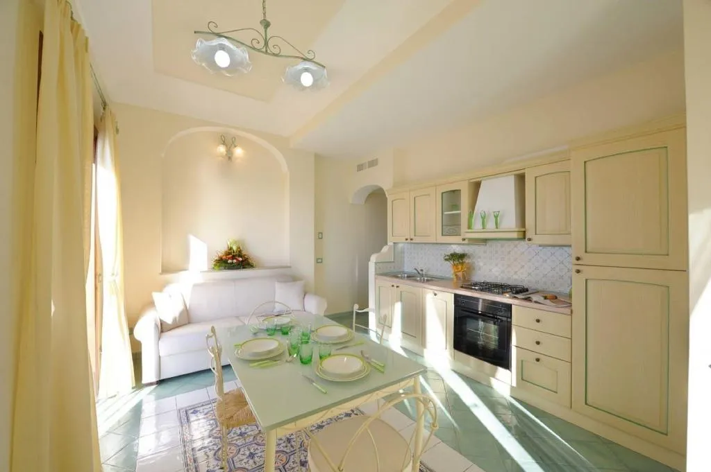 Room, La Sorgente Del Sole, Naples