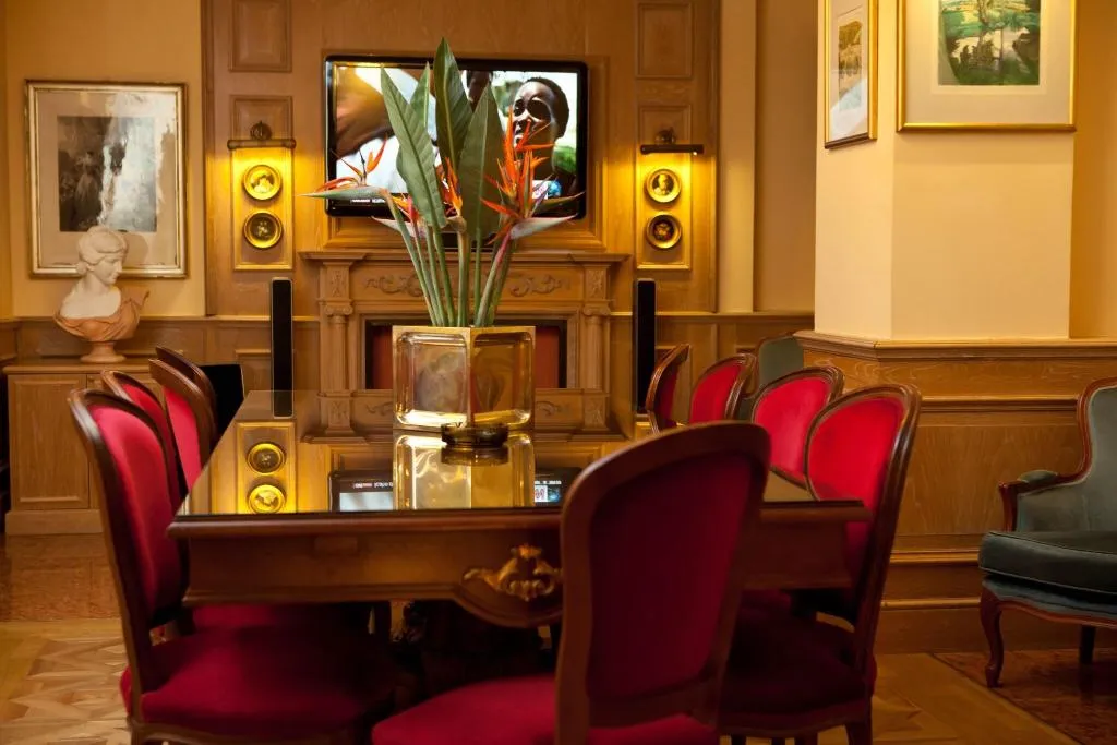 Lobby, Santa Barbara, Milan