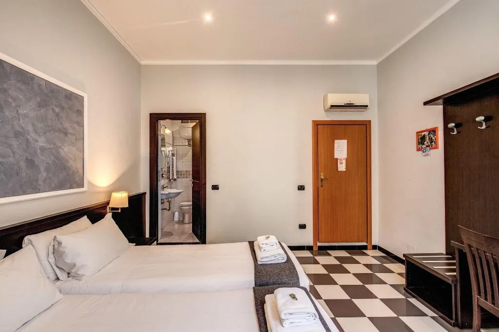 Room, Roma Da Noi, Naples