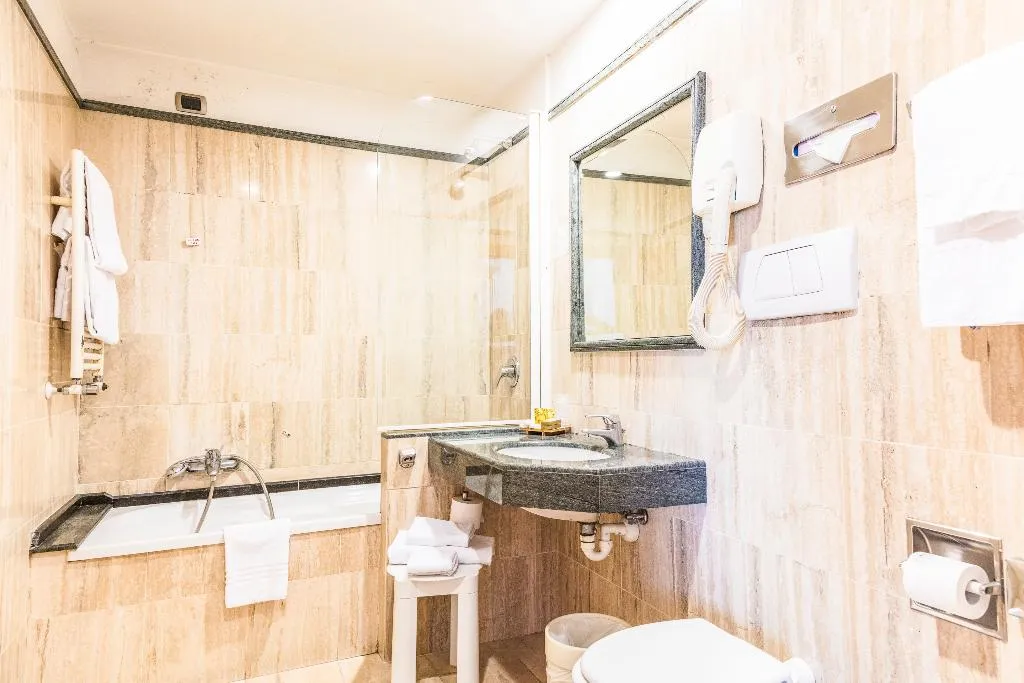 QUADRUPLE WITH VIEWS Room, Giolli Nazionale, Rome