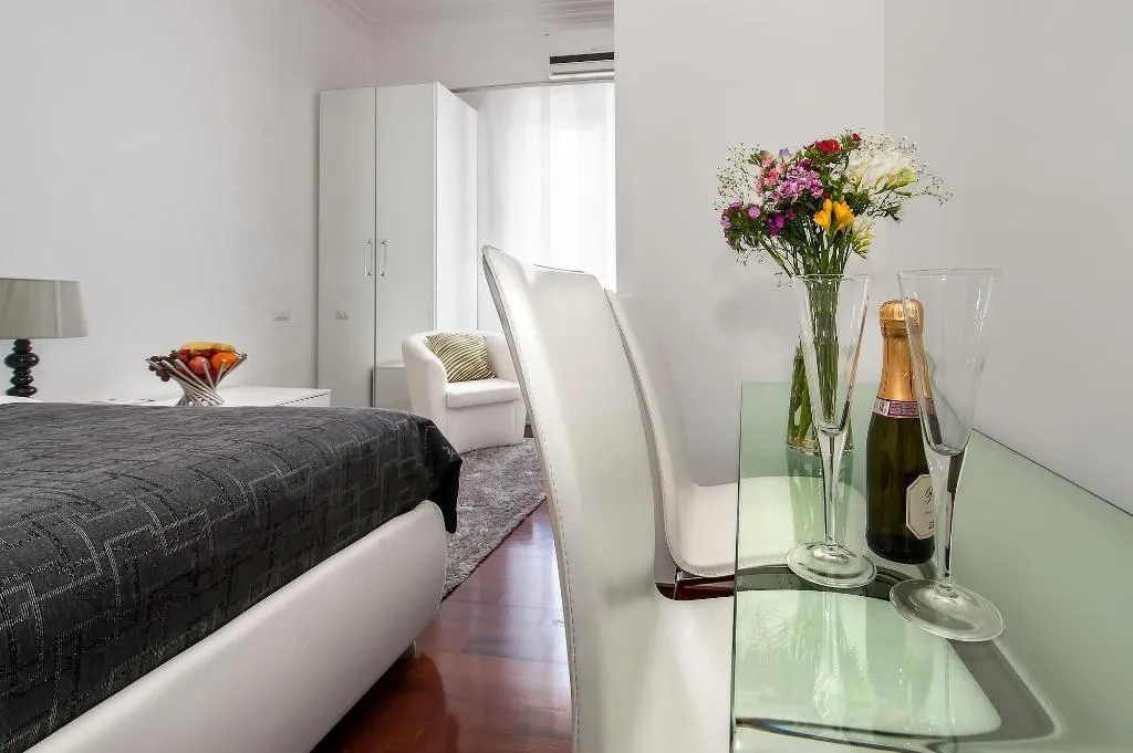 Room, Volver Da Laura E Dina, Naples