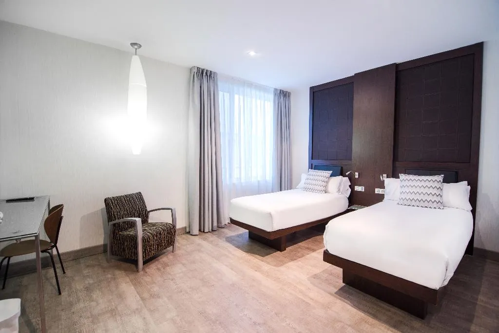 TRIPLE STANDARD Room, Petit Palace President Castellana, Madrid