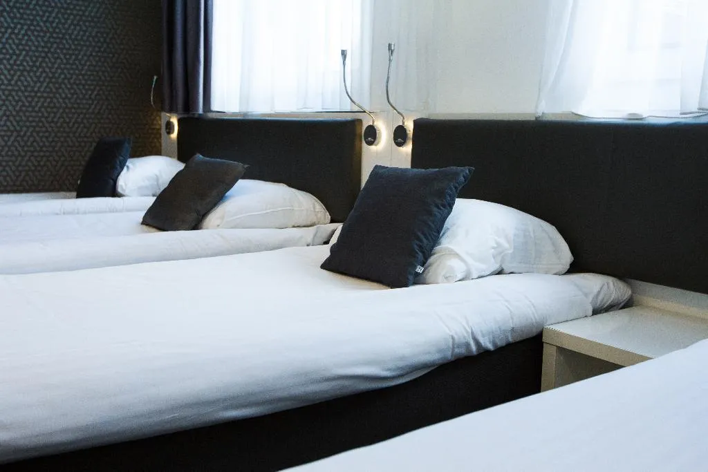 QUADRUPLE BASIC Room, Hotel Vossius Vondelpark, Amsterdam