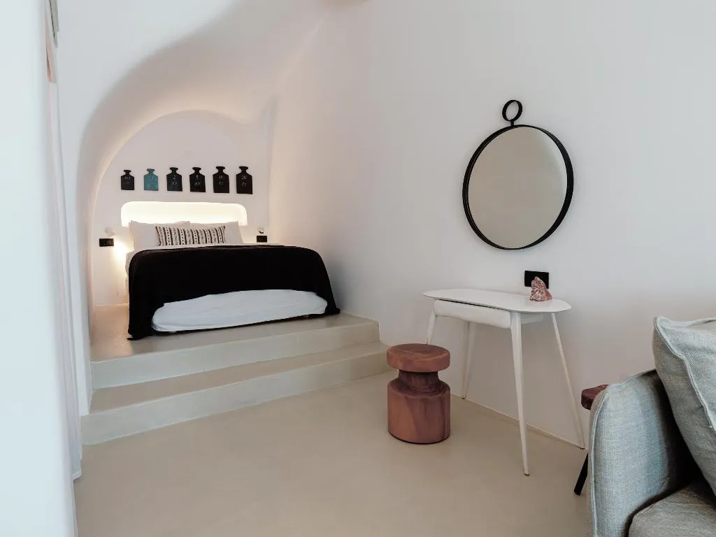 HOUSE WITH JACUZZI Room, IKIES Santorini, Santorini